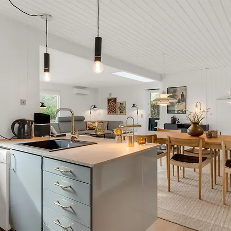 Leonor - 1-8km From The Sea By Interhome